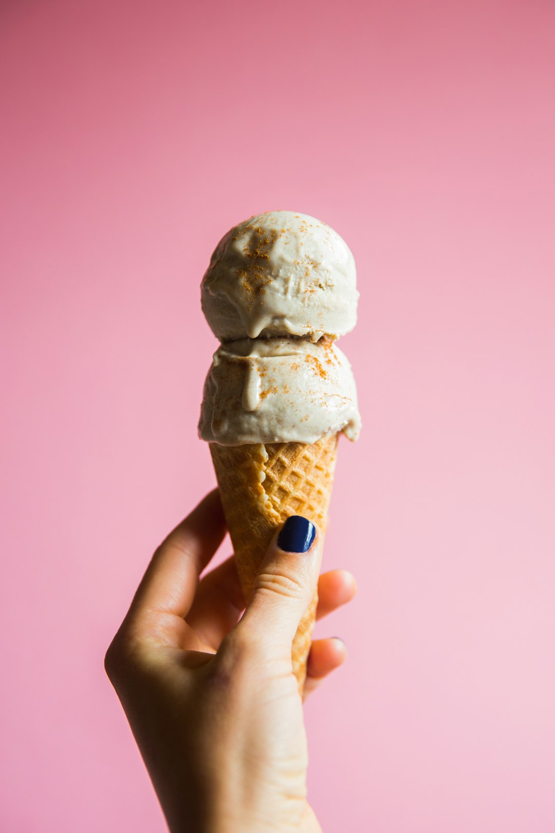 person-holding-ice-cream-on-cone-hlt6jqlf-j0